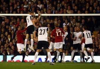 LONDON, ENGLAND - OCTOBER 22:  Brede Hangeland of Fulham scores the first goal during the Group E Europa League match between Fulham and AS Roma at Craven Cottage on October 22, 2009 in London, England.  (Photo by Phil Cole/Getty Images)