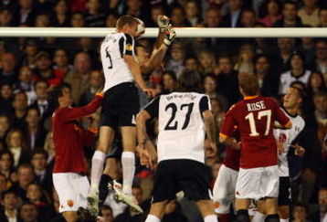 LONDON, ENGLAND - OCTOBER 22:  Brede Hangeland of Fulham scores the first goal during the Group E Europa League match between Fulham and AS Roma at Craven Cottage on October 22, 2009 in London, England.  (Photo by Phil Cole/Getty Images)