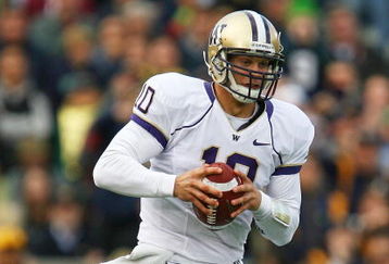SOUTH BEND, IN - OCTOBER 03: Jake Locker #10 of the Washington Huskies runs runs against the Notre Dame Fighting Irish on October 3, 2009 at Notre Dame Stadium in South Bend, Indiana. Notre Dame defeated Washington 37-30. (Photo by Jonathan Daniel/Getty Images)