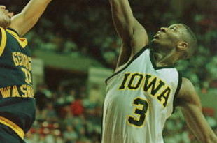 15 Mar 1996: Kenyon Murray of the Iowa Hawkeyes challenges Vaughn Jones of the George Washington Colonials during the Hawkeyes 81-79 NCAA West Regional Tournament victory over the Colonials in Tempe, Arizona. Mandatory Credit: Jed Jacobsohn/ALLSPORT