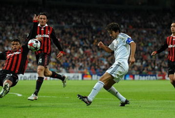 MADRID, SPAIN - OCTOBER 21:  Raul Gonzalez (2nd R) of Real Madrid shoots on goal in between AC Milan players Alessandro Nesta (R), Thiago Silva (L) and Massimo Oddo during the Champions League group C match between Real Madrid and AC Milan at the Estadio Santiago Bernabeu on October 21, 2009 in Madrid, Spain. AC Milan won the match 3-2.  (Photo by Jasper Juinen/Getty Images)