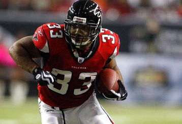 ATLANTA - OCTOBER 18:  Michael Turner #33 of the Atlanta Falcons against the Chicago Bears at Georgia Dome on October 18, 2009 in Atlanta, Georgia.  (Photo by Kevin C. Cox/Getty Images)