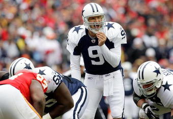 KANSAS CITY, MO - OCTOBER 11:  Quarterback Tony Romo #9 of the Dallas Cowboys audibles during the game against the Kansas City Chiefs on October 11, 2009 at Arrowhead Stadiumin Kansas City, Missouri.  (Photo by Jamie Squire/Getty Images)