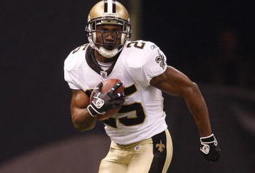NEW ORLEANS - OCTOBER 18:  Reggie Bush #25 of the New Orleans Saints runs with the ball during the game against the New York Giants at the Louisiana Superdome on October 18, 2009 in New Orleans, Louisiana.  (Photo by Chris Graythen/Getty Images)