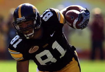 TAMPA, FL - JANUARY 01:  Tony Moeaki #81 of the Iowa Hawkeyes runs upfield as he fights off the tackle of Chris Culliver #17 of the South Carolina Gamecocks during the Outback Bowl on January 1, 2009 at Raymond James Stadium in Tampa, Florida.  (Photo by Scott Halleran/Getty Images)