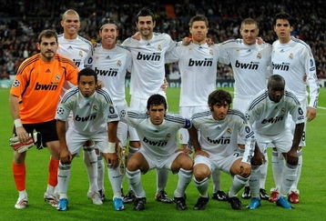 MADRID, SPAIN - OCTOBER 21:  Real Madrid players pose for a team photo prior to the start of the Champions League group C match between Real Madrid and AC Milan at the Estadio Santiago Bernabeu on October 21, 2009 in Madrid, Spain. AC Milan won the match 3-2.  (Photo by Jasper Juinen/Getty Images)