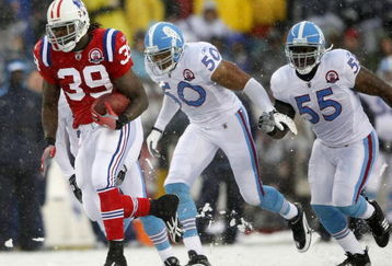 FOXBORO, MA - OCTOBER 18:  Laurence Maroney #39 of the New England Patriots carries the ball in for a touchdown as David Thornton #50 and Stephen Tulloch #55 of the Tennessee Titans chase him on October 18, 2009 at Gillette Stadium in Foxboro, Massachusetts.  (Photo by Elsa/Getty Images)