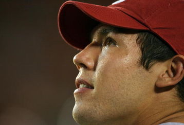 MIAMI GARDENS, FL - OCTOBER 03:  Injured quarterback Sam Bradford #14 of the Oklahoma Sooners looks up to the scoreboard late in the game against the Miami Hurricanes at Land Shark Stadium on October 3, 2009 in Miami Gardens, Florida. Miami defeated Oklahoma 21-20.  (Photo by Doug Benc/Getty Images)