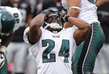 OAKLAND, CA - OCTOBER 18: Sheldon Brown #24 of the Philadelphia Eagles reacts after missing an interception against the Oakland Raiders during an NFL game at the Oakland-Alameda County Coliseum on October 18, 2009 in Oakland, California.  (Photo by Jed Jacobsohn/Getty Images)