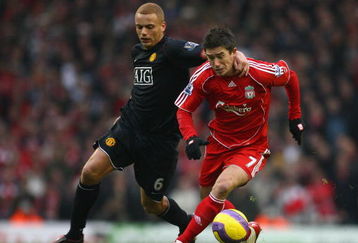 LIVERPOOL, UNITED KINGDOM - DECEMBER 16:  Wes Brown of Manchester United tangles with Harry Kewell of Liverpool during the Barclays Premier League match between Liverpool and Manchester United at Anfield on December 16, 2007 in Liverpool, England.  (Photo by Alex Livesey/Getty Images)
