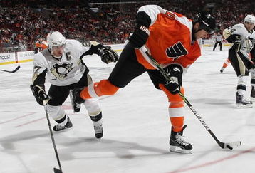 PHILADELPHIA - OCTOBER 08: Sidney Crosby #87 of the Pittsburgh Penguins skates against Chris Pronger #20 of the Philadelphia Flyers at the Wachovia Center on October 8, 2009 in Philadelphia, Pennsylvania.  (Photo by Bruce Bennett/Getty Images)