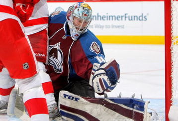 DENVER - OCTOBER 24:  Goalkeeper Craig Anderson #41 of the Colorado Avalanche makes a glove save against the Detroit Red Wings during NHL action at the Pepsi Center on October 24, 2009 in Denver, Colorado. Anderson had 48 saves as the Avalanche defeated the Red Wings 3-1.  (Photo by Doug Pensinger/Getty Images)