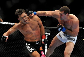 LOS ANGELES, CA - OCTOBER 24:  UFC Light Heavyweight Champion Lyoto Machida (R) battles with UFC Light Heavyweight challenger Mauricio Rua (L) during their title fight at UFC 104 at Staples Center on October 24, 2009 in Los Angeles, California.  (Photo by Jon Kopaloff/Getty Images)