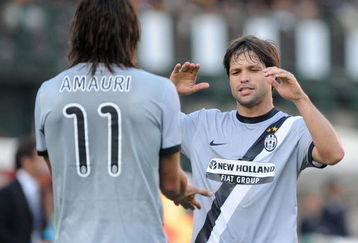 SIENA, ITALY - OCTOBER 25:  Amauri (L) of Juventus FC celebrates his first goal with teammate Ribas da Cunha Diego during the Serie A match between AC Siena and Juventus FC at Artemio Franchi - Mps Arena Stadium on October 25, 2009 in Siena, Italy.  (Photo by Massimo Cebrelli/Getty Images)