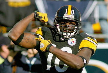 PITTSBURGH - OCTOBER 25: Santonio Holmes #10 of the Pittsburgh Steelers celebrates a play against the Minnesota Vikings  at Heinz Field on October 25, 2009 in Pittsburgh, Pennsylvania.Pittsburgh won 27-17. (Photo by Rick Stewart/Getty Images)