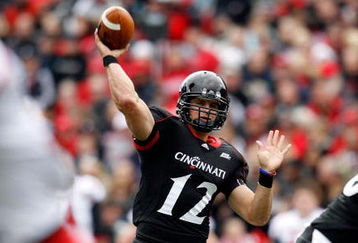 CINCINNATI - OCTOBER 24:  Zach Collaros #12 of the Cincinnati Bearcats throws the ball during the Big East Conference game against the Louisville Cardinals at Nippert Stadium on October 24, 2009 in Cincinnati, Ohio.  (Photo by Andy Lyons/Getty Images)