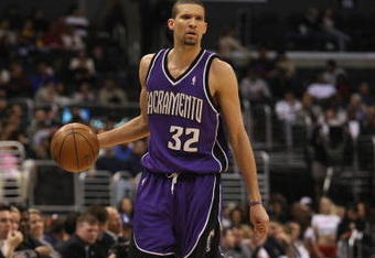 LOS ANGELES - JANUARY 23:  Francisco Garcia #32 of the Sacramento Kings moves the ball against the Los Angeles Clippers during the game on January 23, 2008 at Staples Center in Los Angeles, California. The Clippers won 111-85. NOTE TO USER: User expressly acknowledges and agrees that, by downloading and/or using this Photograph, user is consenting to the terms and conditions of the Getty Images License Agreement. (Photo by Stephen Dunn/Getty Images)