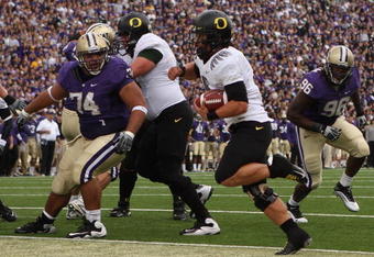 SEATTLE - OCTOBER 24:  Quarterback Jeremiah Masoli #8 of the Oregon Ducks rushes for a touchdown in the first half against Alameda Ta' amu #74 of the Washington Huskies on October 24, 2009 at Husky Stadium in Seattle, Washington. (Photo by Otto Greule Jr/Getty Images)