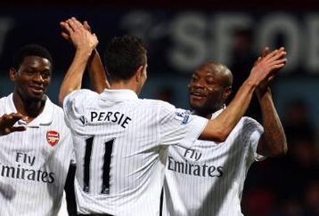 LONDON, ENGLAND - OCTOBER 25:  Robin van Persie of Arsenal celebrates with William Gallas of Arsenal after Gallas scored during the Barclays Premier League match between West Ham United and Arsenal at Boleyn Ground on October 25, 2009 in London, England.  (Photo by Phil Cole/Getty Images)