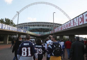 LONDON, ENGLAND - OCTOBER 25:  Fans make their way to the stadium prior to the NFL International Series match between New England Patriots and Tampa Bay Buccaneers at Wembley Stadium on October 25, 2009 in London, England. This is the third occasion where a regular season NFL match has been played in London.  (Photo by Elsa/Getty Images)