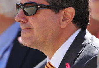 LANDOVER, MD - OCTOBER 4:  Owner Daniel Snyder of the Washington Redskins watches pregame action before the game against the Tampa Bay Buccaneers at FedExField on October 4, 2009 in Landover, Maryland. The Redskins defeated the Buccaneers 16-13. (Photo by Larry French/Getty Images)