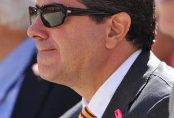 LANDOVER, MD - OCTOBER 4:  Owner Daniel Snyder of the Washington Redskins watches pregame action before the game against the Tampa Bay Buccaneers at FedExField on October 4, 2009 in Landover, Maryland. The Redskins defeated the Buccaneers 16-13. (Photo by Larry French/Getty Images)