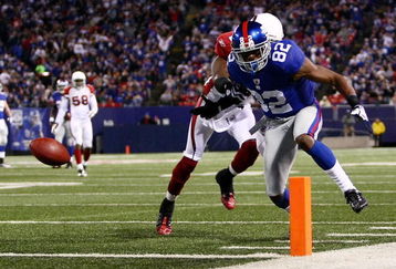 EAST RUTHERFORD, NJ - OCTOBER 25: Mario Manningham #82 of the New York Giants misses a catch close to the end zone under pressure from Bryant McFadden #25 of the Arizona Cardinals on October 25, 2009 at Giants Stadium in East Rutherford, New Jersey.  (Photo by Chris McGrath/Getty Images)