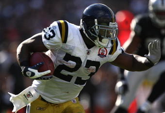 OAKLAND, CA - OCTOBER 25:  Shonn Greene #23 of the New York Jets runs against the Oakland Raiders during an NFL game at the Oakland-Alameda County Coliseum on October 25, 2009 in Oakland, California.  (Photo by Jed Jacobsohn/Getty Images)
