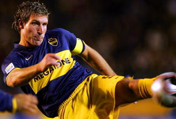TOKYO - DECEMBER 12:  Martin Palermo of Boca Juniors volleys the ball during the FIFA Club World Cup semi final match between Boca Juniors and Etoile Sportive du Sahel at the National Stadium on December 12, 2007 in Tokyo, Japan.  (Photo by Koji Watanabe/Getty Images)