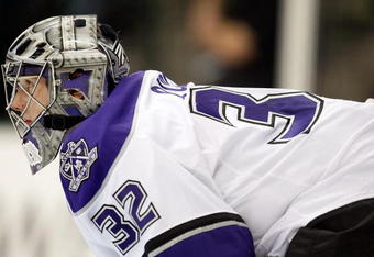 DALLAS - OCTOBER 19:  Goaltender Jonathan Quick #32 of the Los Angeles Kings during play against the Dallas Stars at American Airlines Center on October 19, 2009 in Dallas, Texas.  (Photo by Ronald Martinez/Getty Images)