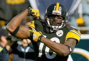 PITTSBURGH - OCTOBER 25: Santonio Holmes #10 of the Pittsburgh Steelers celebrates a play against the Minnesota Vikings  at Heinz Field on October 25, 2009 in Pittsburgh, Pennsylvania.Pittsburgh won 27-17. (Photo by Rick Stewart/Getty Images)