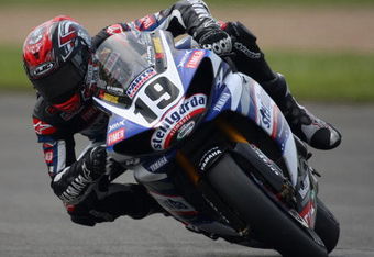 DONINGTON, ENGLAND - JUNE 28:  Ben Spies of the USA and Yamah WSB team in action on his way to winning race one of the Superbike World Championship at Donington Park, on June 28, 2009 in Donington, England.  (Photo by Bryn Lennon/Getty Images)