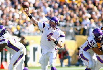 PITTSBURGH - OCTOBER 25:  Brett Favre #4 of the Minnesota Vikings throws against the Pittsburgh Steelers at Heinz Field on October 25, 2009 in Pittsburgh, Pennsylvania. Pittsburgh won 27-17. (Photo by Rick Stewart/Getty Images)