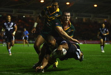 LONDON, ENGLAND - OCTOBER 24:  Frank Pritchard of New Zealand dives past the challenge from Paul Gallen of Australia to score a try during the Gillette Four Nations Rugby League match between Australia and New Zealand at The Twickenham Stoop on October 24, 2009 in London, England.  (Photo by Julian Finney/Getty Images)