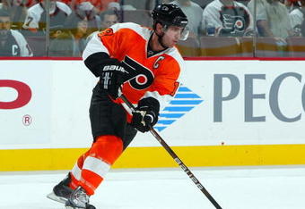 PHILADELPHIA - OCTOBER 22:  Mike Richards #18 of the Philadelphia Flyers skates against the Boston Bruins on October 22, 2009 at Wachovia Center in Philadelphia, Pennsylvania. The Flyers won the game 4-3 after a shootout.  (Photo by Jim McIsaac/Getty Images)