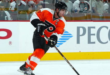 PHILADELPHIA - OCTOBER 22:  Mike Richards #18 of the Philadelphia Flyers skates against the Boston Bruins on October 22, 2009 at Wachovia Center in Philadelphia, Pennsylvania. The Flyers won the game 4-3 after a shootout.  (Photo by Jim McIsaac/Getty Images)