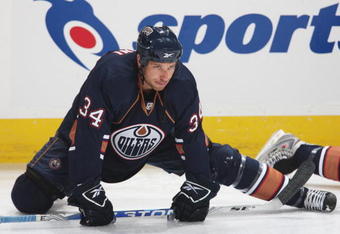 EDMONTON, CANADA - SEPTEMBER 16:  Fernando Pisani #34 of the Edmonton Oilers stretches prior to the start of the game against the New York Islanders on September 16, 2009 at Rexall Place in Edmonton, Alberta, Canada. The Oilers won 3-2. (Photo by Dale MacMillan/Getty Images)
