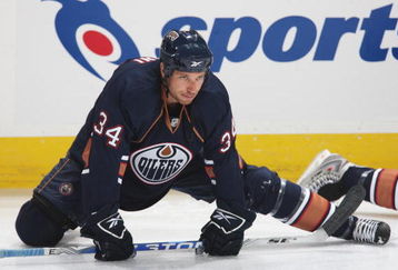 EDMONTON, CANADA - SEPTEMBER 16:  Fernando Pisani #34 of the Edmonton Oilers stretches prior to the start of the game against the New York Islanders on September 16, 2009 at Rexall Place in Edmonton, Alberta, Canada. The Oilers won 3-2. (Photo by Dale MacMillan/Getty Images)