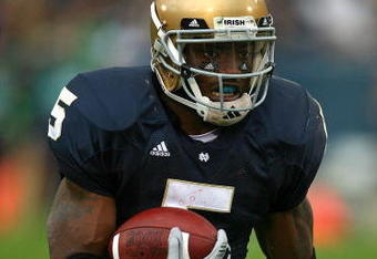 SOUTH BEND, IN - OCTOBER 03: Armando Allen #5 of the Notre Dame Fighting Irish runs for yardage against the Washington Huskies on October 3, 2009 at Notre Dame Stadium in South Bend, Indiana. (Photo by Jonathan Daniel/Getty Images)