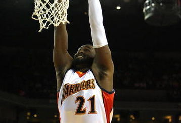 OAKLAND, CA - MARCH 30:  Ronny Turiaf #21 of the Golden State Warriors shoots against the Memphis Grizzlies during an NBA game on March 30, 2009 at Oracle Arena in Oakland, California. NOTE TO USER: User expressly acknowledges and agrees that, by downloading and or using this photograph, User is consenting to the terms and conditions of the Getty Images License Agreement.  (Photo by Jed Jacobsohn/Getty Images)