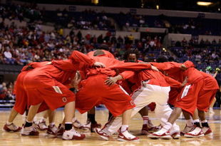 INDIANAPOLIS - DECEMBER 06:  The Ohio State Buckeyes huddle up prior to playing against the Notre Dame Fighting Irish during the Hartford Hall of Fame Showcase on December 6, 2008 in Indianapolis, Indiana. Ohio St. won 67-62. (Photo by Andy Lyons/Getty Images)