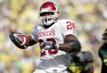 EUGENE, OR - SEPTEMBER 16: Adrian Peterson #28 of the Oklahoma Sooners runs against the Oregon Ducks on September 16, 2006 at Autzen Stadium in Eugene, Oregon. (Photo by Jonathan Ferrey/Getty Images)