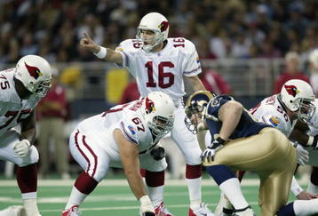 ST. LOUIS, MO - DECEMBER 15:  Quarterback Jake Plummer #16 of the Arizona Cardinals calls out signals against the St. Louis Rams during the NFL game at the Edward Jones Dome on December 15, 2002 in St. Louis, Missouri. The Rams won the game 30-28. (Photo by Elsa/Getty Images)