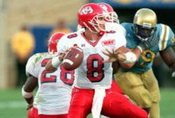 9 Sep 2000:  Quarterback David Carr #8 of the Fresno State Bulldogs looks to pass the ball during the game against the UCLA Bruins at the Rose Bowl in Pasadena, California. The Bruins defeated the Bulldogs 24-21.Mandatory Credit: Stephen Dunn  /Allsport
