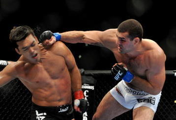 LOS ANGELES, CA - OCTOBER 24:  UFC Light Heavyweight Champion Lyoto Machida (R) battles with UFC Light Heavyweight challenger Mauricio Rua (L) during their title fight at UFC 104 at Staples Center on October 24, 2009 in Los Angeles, California.  (Photo by Jon Kopaloff/Getty Images)