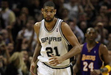 SAN ANTONIO - JANUARY 14:  Tim Duncan #21 of the San Antonio Spurs during play against the Los Angeles Lakers on January 14, 2009 at AT&T Center in San Antonio, Texas.  NOTE TO USER: User expressly acknowledges and agrees that, by downloading and/or using this Photograph, user is consenting to the terms and conditions of the Getty Images License Agreement.  (Photo by Ronald Martinez/Getty Images)