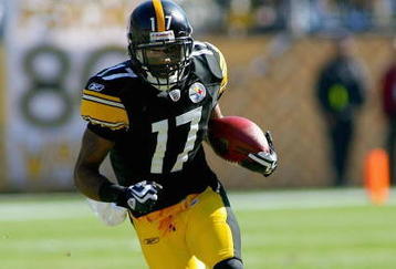 PITTSBURGH - OCTOBER 25: Mike Wallace #17 of the Pittsburgh Steelers runs against the Minnesota Vikings at Heinz Field on October 25, 2009 in Pittsburgh, Pennsylvania. Pittsburgh won 27-17.  (Photo by Rick Stewart/Getty Images)