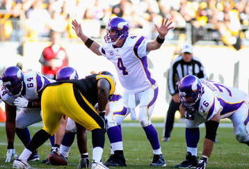 PITTSBURGH - OCTOBER 25:  Brett Favre #4 of the Minnesota Vikings calls signals against the Pittsburgh Steelers at Heinz Field on October 25, 2009 in Pittsburgh, Pennsylvania.  (Photo by Rick Stewart/Getty Images)
