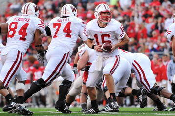 COLUMBUS, OH - OCTOBER 10:  Quarterback Scott Tolzien #16 of the Wisconsin Badgers hands off the ball against the Ohio State Buckeyes at Ohio Stadium on October 10, 2009 in Columbus, Ohio.  (Photo by Jamie Sabau/Getty Images)