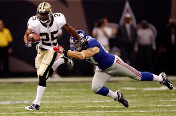 NEW ORLEANS - OCTOBER 18:  Reggie Bush #25 of the New Orleans Saints escapes a tackle by Chase Blackburn #57 of the New York Giants at the Louisiana Superdome on October 18, 2009 in New Orleans, Louisiana.  (Photo by Chris Graythen/Getty Images)